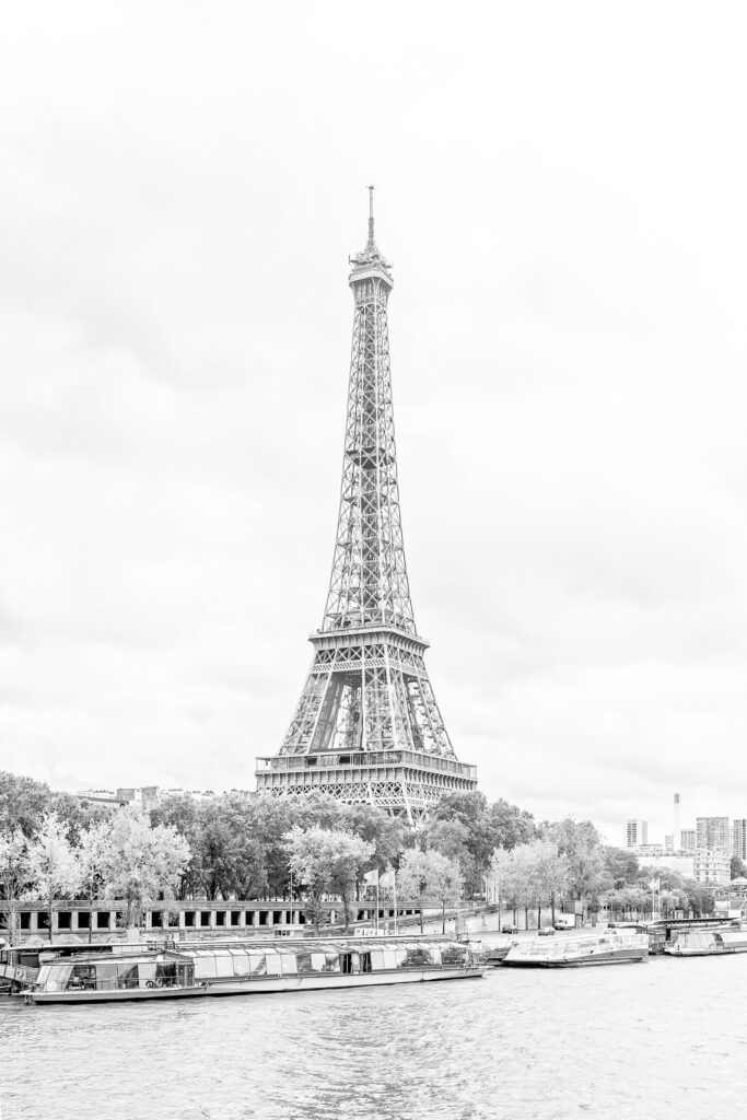 Black and white photo of the Eiffel Tower in Paris