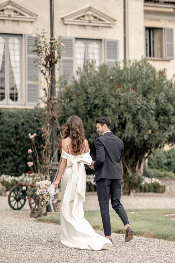 Bride and groom walking up to villa sola cabiati