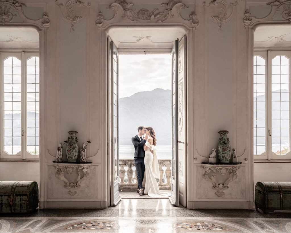 Bride and groom posing on the balcony at villa sola cabiati