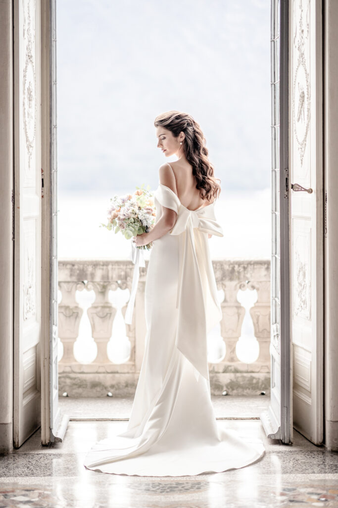 Bride posing on the balcony at villa sola cabiati