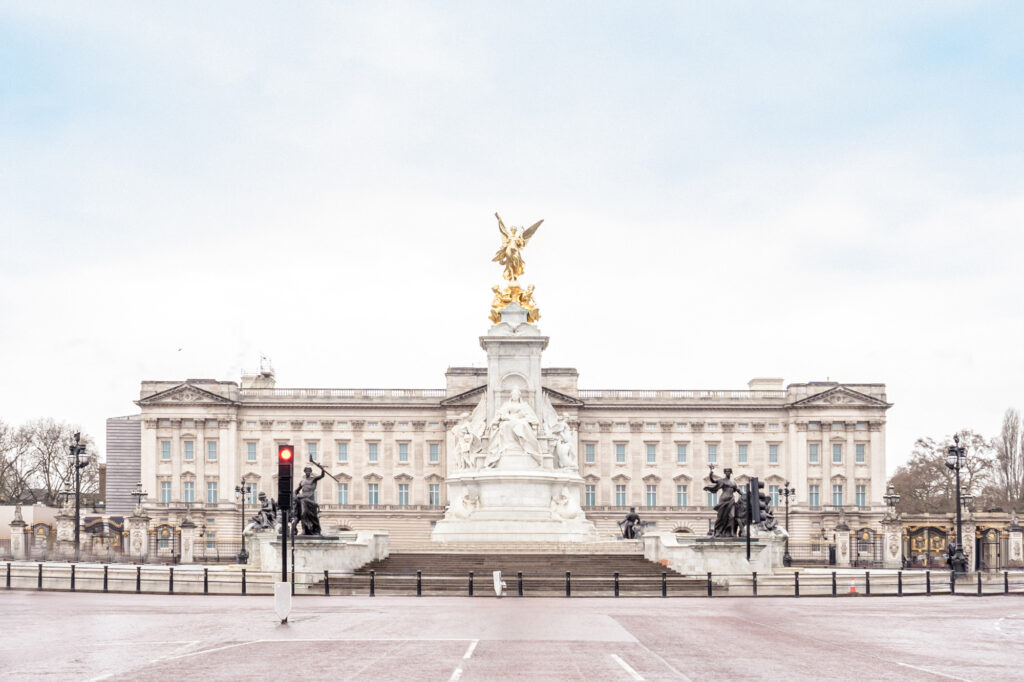 Front view of Buckingham Palace with the statue of Queen Victoria in the foreground